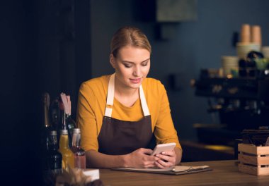 Dostça kız telefonda sayaç yazma