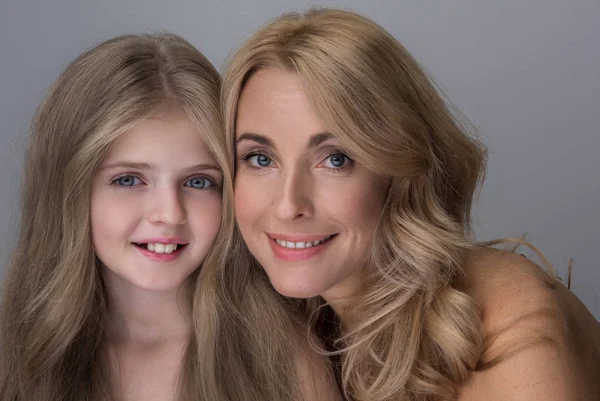 Menina e mulher pequena feliz estão sorrindo e expressando alegria — Fotografia de Stock