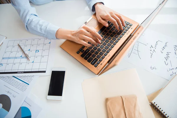 Karriere Mädchen Arme arbeiten in Notebook-Computer — Stockfoto