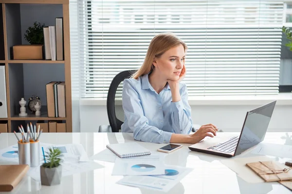 Fröhliche Dame schreibt in Notizbuch-Computer — Stockfoto