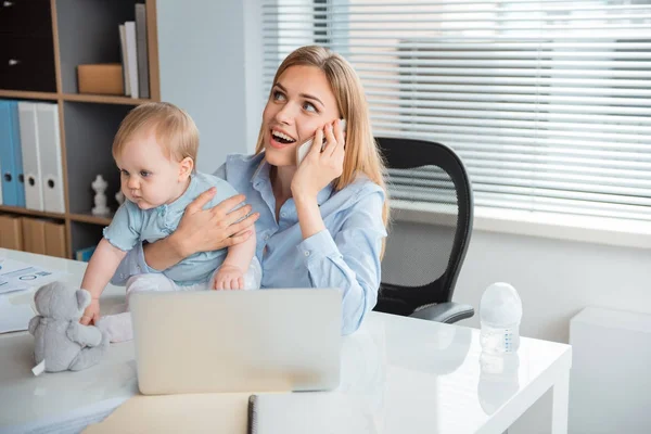 Veselá žena vyprávět telefonicky s klukem — Stock fotografie