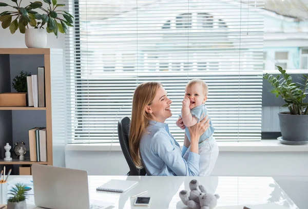 Neşeli anne mutlu bebek ile eğlenmek