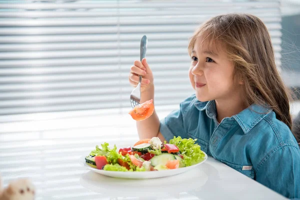 Dreamful asian girl having healthy breakfast — Stock Photo, Image