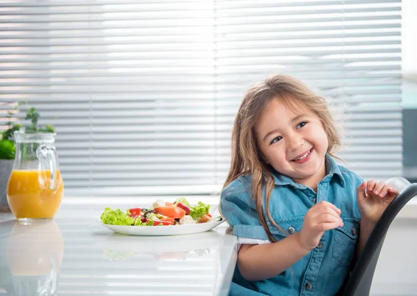 Criança bonito comer legumes frescos com alegria — Fotografia de Stock