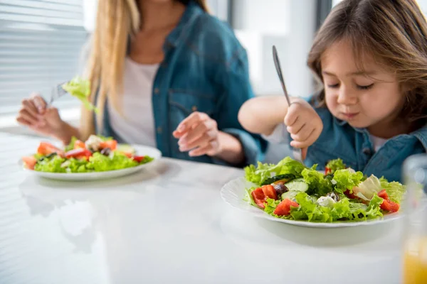 O familie prietenoasă degustă alimente sănătoase — Fotografie, imagine de stoc