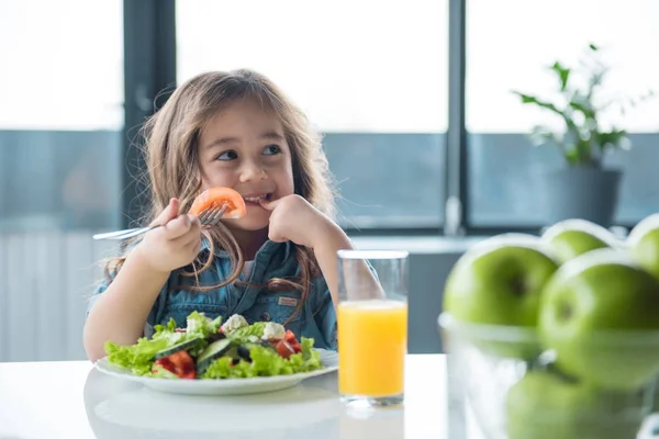 Aranyos női gyermek egészséges reggelizik — Stock Fotó