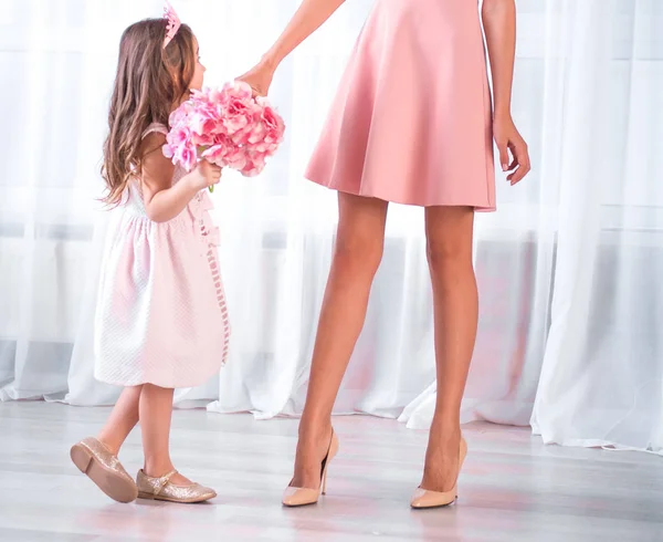 俏丽的女孩与妈妈在粉红色礼服 — 图库照片