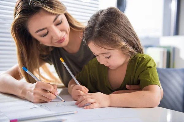 Happy parent and kid painting picture at home — Stock Photo, Image