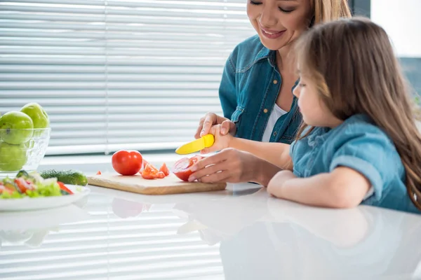 Glada mor förbereda sallad med hennes kid — Stockfoto