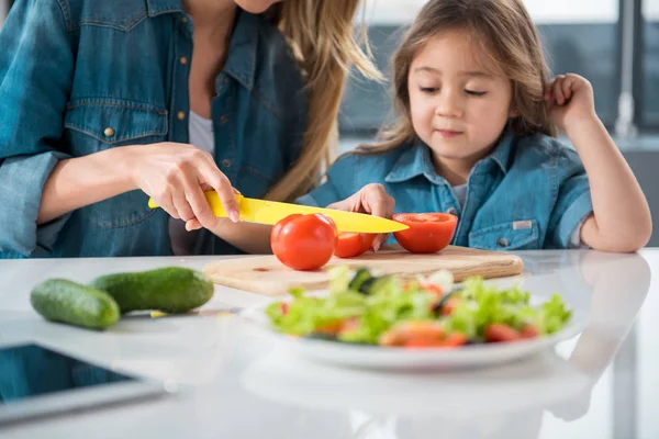 Madre enseñando a chica cómo hacer una ensalada — Foto de Stock