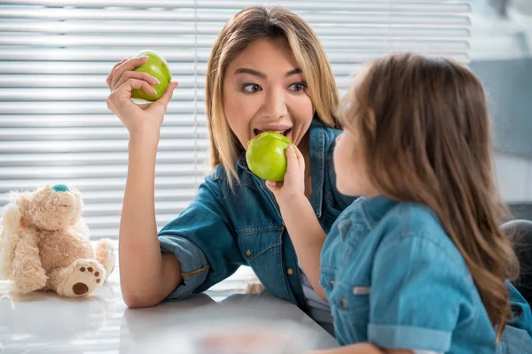 Linda criança alimentando sua mãe por comida saudável — Fotografia de Stock