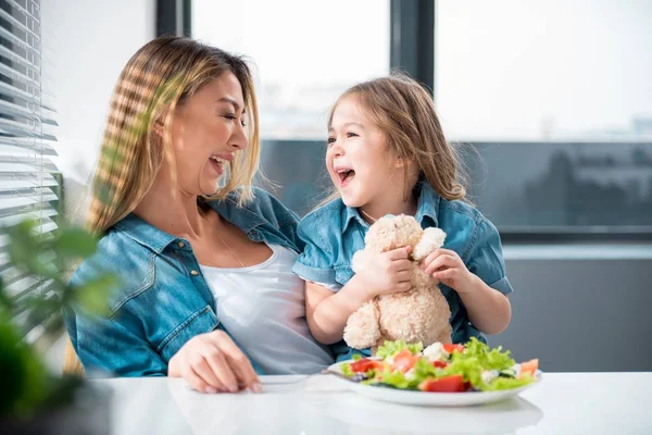 Happy parent and child eating at home — Stock Photo, Image
