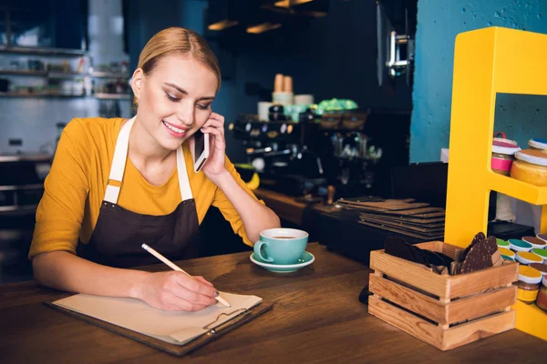 Donna allegra che scrive e parla per telefono — Foto Stock