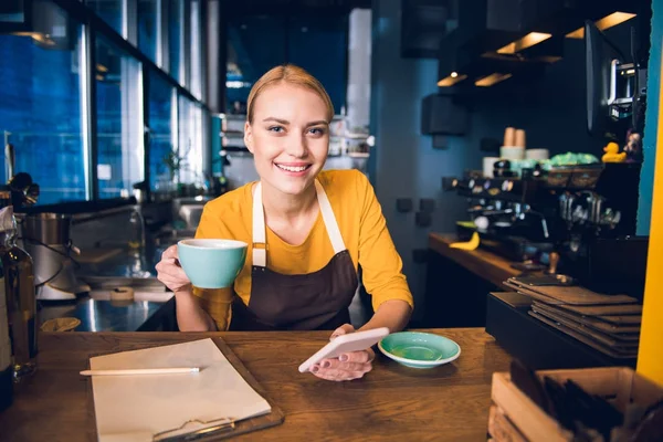 Hembra feliz escribiendo en el móvil en la cafetería — Foto de Stock