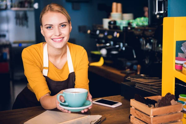 Chica radiante manteniendo taza de té caliente — Foto de Stock