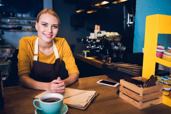 Trabajador saliente teniendo trabajo en la cafetería — Foto de Stock