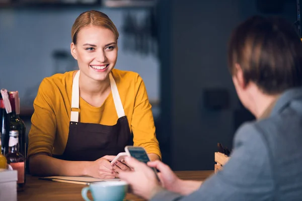 Chica extrovertida contando con hombre en cafetería — Foto de Stock