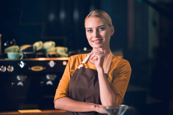 Zamyślony kobieta o pracy w kawiarni — Zdjęcie stockowe