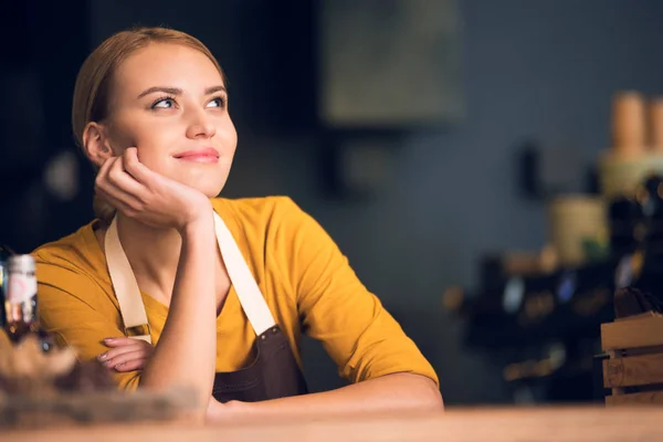 Fille réfléchie rêvant au travail dans un café — Photo