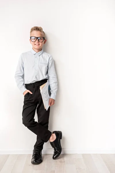 Alegre niño inteligente está posando con una amplia sonrisa — Foto de Stock