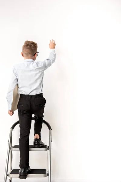 Un enfant intelligent et confiant se tient debout sur un escabeau — Photo