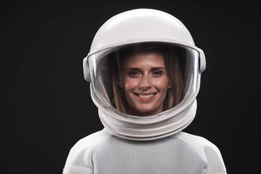 Çekici spacewoman sevinç ifade