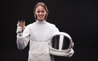 Mutlu spacewoman gülümseyerek ve içme espresso