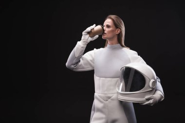 Dalgın spacewoman sıcak içecek keyfi