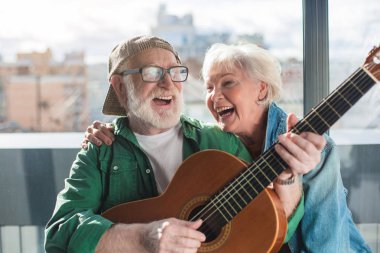 Eski büyüleyici sevinçlilik ve zevk ifade etmek gitar ile Çift