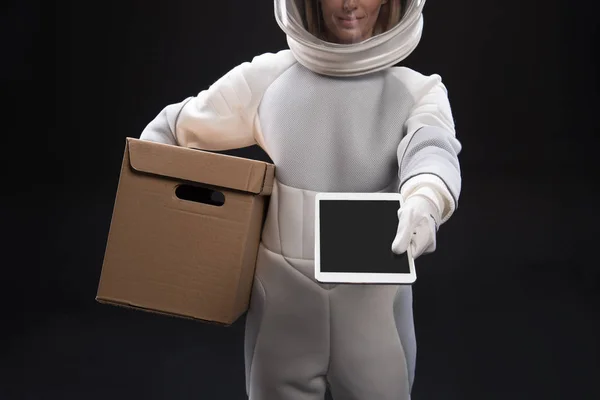 Lady astronaut is supplying parcel — Stock Photo, Image