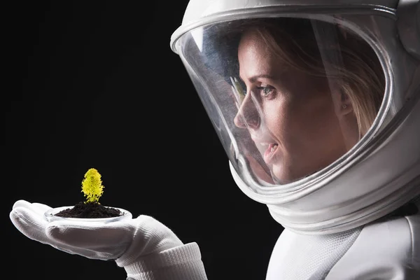 Удивлённая космическая женщина открывает для себя другой организм — стоковое фото