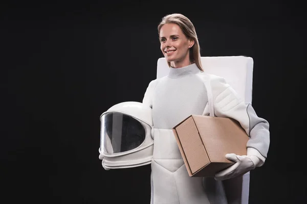 快乐的女宇航员携带着她的东西 — 图库照片