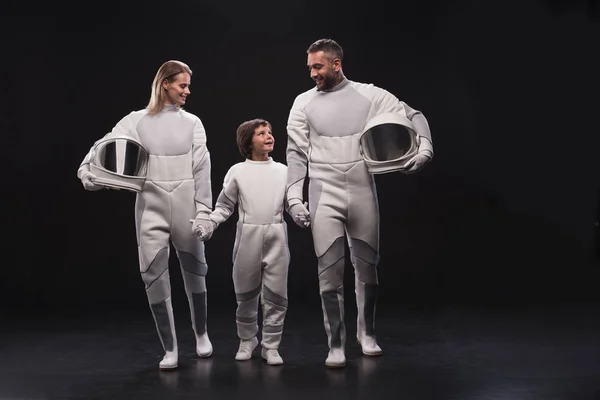 Casal otimista de astronautas com seu filho estão expressando felicidade — Fotografia de Stock