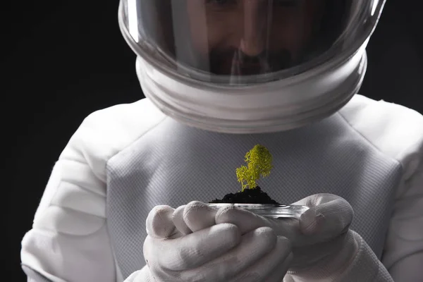 Заинтересованный космонавт открывает новый организм — стоковое фото