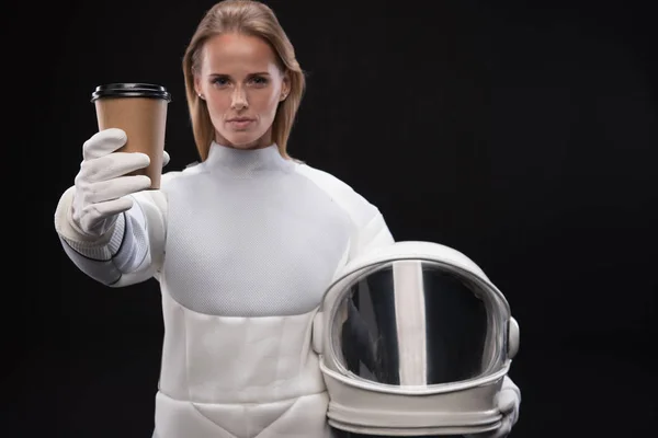 严重的 spacewoman 正在展示浓咖啡 — 图库照片