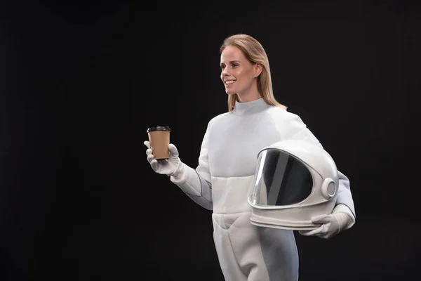 乐观优雅的女宇航员享受新鲜咖啡 — 图库照片