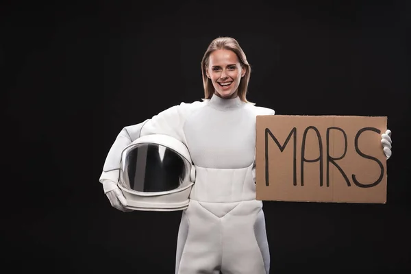 Веселая женщина-космонавт стоит с картонкой — стоковое фото