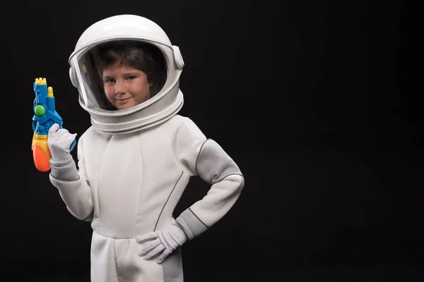 Positif mignon petit garçon astronaute se sent en confiance — Photo