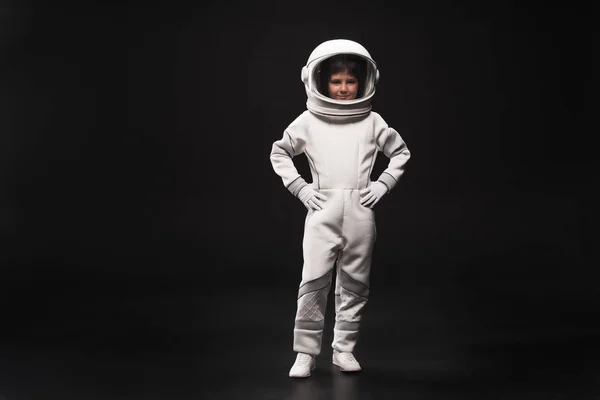Bonito pequeno cosmonauta está expressando confiança — Fotografia de Stock