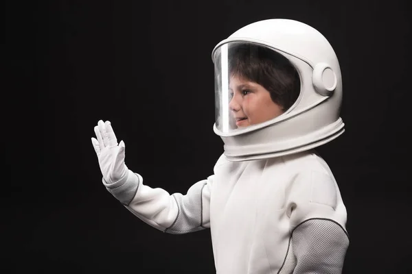 La gentillesse petit astronaute accueille quelqu'un — Photo
