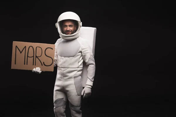 令人愉快的宇航员摆着纸板 — 图库照片