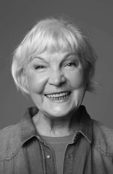 楽しみ、笑いびっくりの幸せの年配の女性 — ストック写真