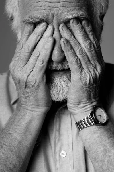Vieil homme triste avec les mains aux yeux — Photo