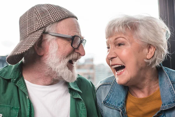 Heyecan ve mutluluk ifade gülümseyen yaşlı çift — Stok fotoğraf