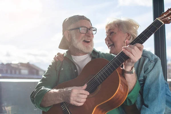 Dwa ciekawe emerytów klejenia ze sobą z gitara — Zdjęcie stockowe