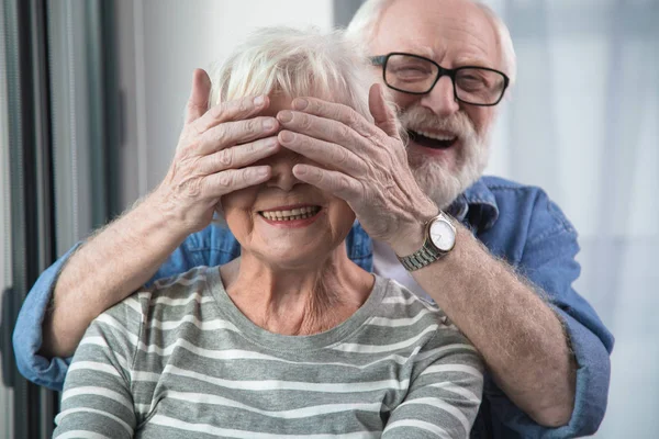 Riendo pareja madura amorosa disfrutando del tiempo juntos —  Fotos de Stock