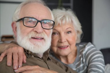 İki dalgın samimi kıdemli erkek ve kadın sarılma