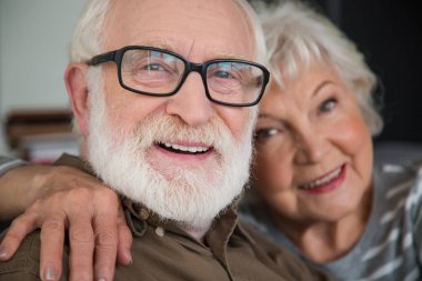 Gülüyor evli yaşlı çift kameraya bakıyor