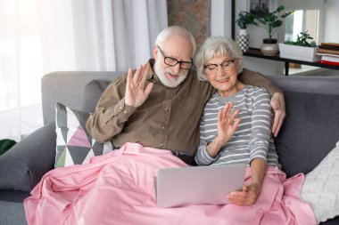 Üst düzey iki aile Internet üzerinden iletişim