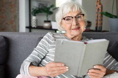 Albüm elinde tutmak ve gülümseyerek mutlu bir kadın